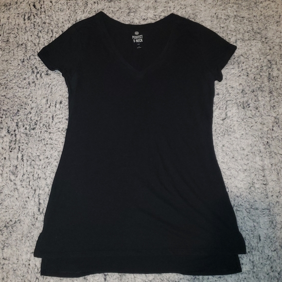 Black v-neck t-shirt - Picture 1 of 8